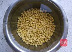 Soybean and pig trotters soup recipe 2