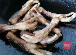 Illustration of how to make tiger skin chicken feet 5