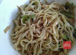 Illustration of how to make noodles with scallion oil and shredded chicken 12
