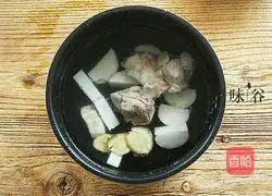 Illustration of how to make bamboo shoots and pork ribs soup 6