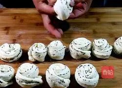 Illustration of how to make black sesame rolls 6
