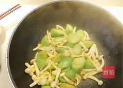 Illustration of how to make loofah mushroom egg soup 4