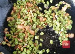 Illustration of how to make hand-made noodles with shredded beans and pork 3