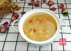 Tremella lily and ginkgo soup recipe 1