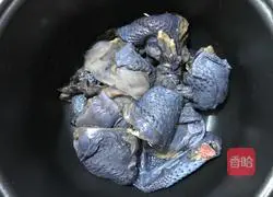 Illustration of how to make Angelica dangshen and black-bone chicken soup 6