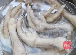 Illustration of how to make chicken feet in clear soup 5
