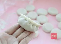 Illustration of how to make pork and celery fried dumplings 9