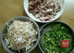 Illustration of how to make spicy bean sprouts and pork noodles 2