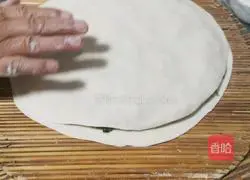 Illustration of how to make leek and egg box 9