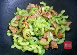 Illustration of how to make fried pork with bitter melon 4
