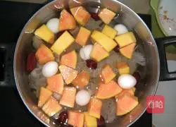 Illustration of how to make papaya and white fungus syrup 6