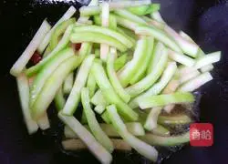 Illustration of how to make scrambled eggs with watermelon rind 10