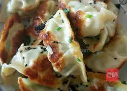 Illustration of how to make fried egg and leek dumplings 4 