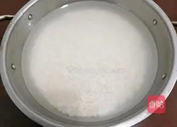 Illustration of how to make salted egg yolk and pork floss siomai 1