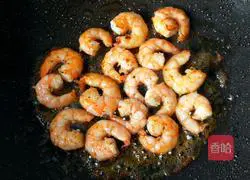 Illustration of how to make shrimp, luffa and mushroom soup 7