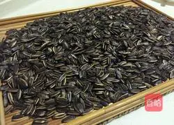 Illustration of how to make spiced melon seeds 5