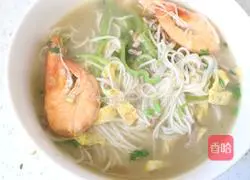 Illustration of how to make green pepper shredded pork and fresh shrimp noodles 11