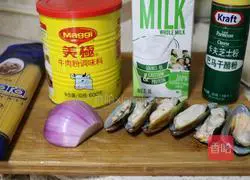  Illustration of how to make seafood pasta with pesto sauce 1