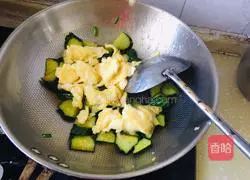 Illustration of how to make cucumber and scrambled eggs 6