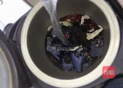 Illustration of how to make red dates, wolfberry, dangshen and black-bone chicken soup 9