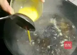 Illustration of how to make seaweed and egg soup 3