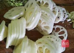 Illustration of how to make cold lotus root 1
