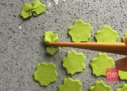 Illustration of how to make colorful hand-made noodles 17