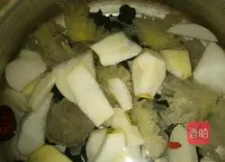Illustration of how to make rock sugar, snow pear, white fungus, red dates, wolfberry and fungus soup 5