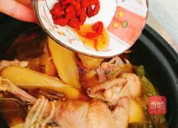 Shark fin bone, chestnut, dried Polygonatum odoratum, lily and matsutake soup Practice illustration 8