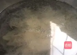 Illustration of how to make wolfberry, lettuce and shredded pork soup 4