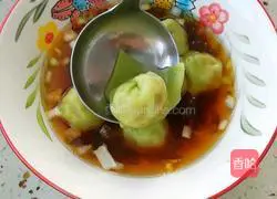 Illustration of how to make wontons made from cabbage skins 11
