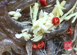 Illustration of how to make drunk shrimp 6