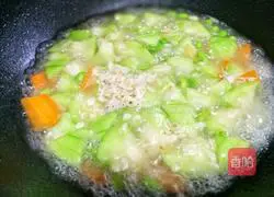 Illustration of how to make loofah, edamame and shrimp soup 11