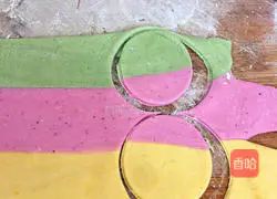 Illustration of how to make colorful butterfly noodles 11