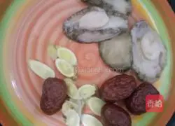 Illustration of how to make abalone and chicken soup 1
