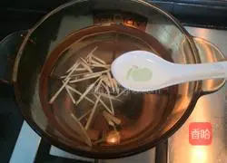 Illustration of how to make fresh clam and winter melon soup 8