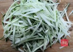 Illustration of how to make cold wolfberry and cucumber 2