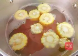 Illustration of how to make shrimp, white clam, corn and lotus root soup 9