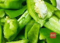 Illustration of how to make spicy stir-fried small black-bone chicken 2