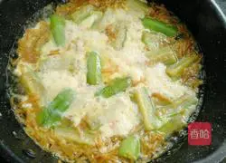 Illustration of how to make shrimp and loofah egg soup 14