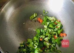 Illustration of how to cook diced chicken with green pepper 3