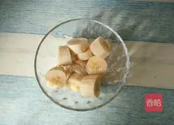 Illustration of how to make banana yogurt cup 2