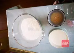 Illustration of how to make green onion and fresh meat buns 1