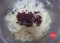 Illustration of how to make cranberry yam pancakes (strengthening the spleen and stomach) 4