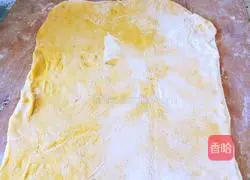 Illustration of how to make two-color flower rolls 3