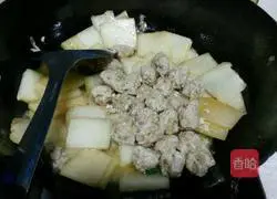 Illustration of how to make meatballs stuffed with winter melon 10