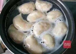 Illustration of making dumplings stuffed with sophora flower stuffing 17