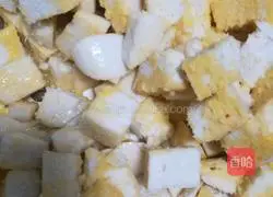 Illustration of how to make fried steamed buns with onions and ham 5