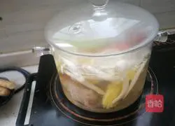 Illustration of how to make pork ribs, corn and bamboo shoots soup 4