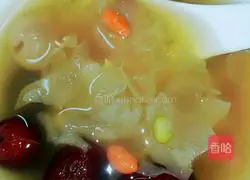 Illustration of how to make red dates, snow fungus and wolfberry syrup 3